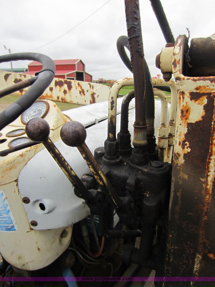 image for item F6536 Ford 2000 tractor