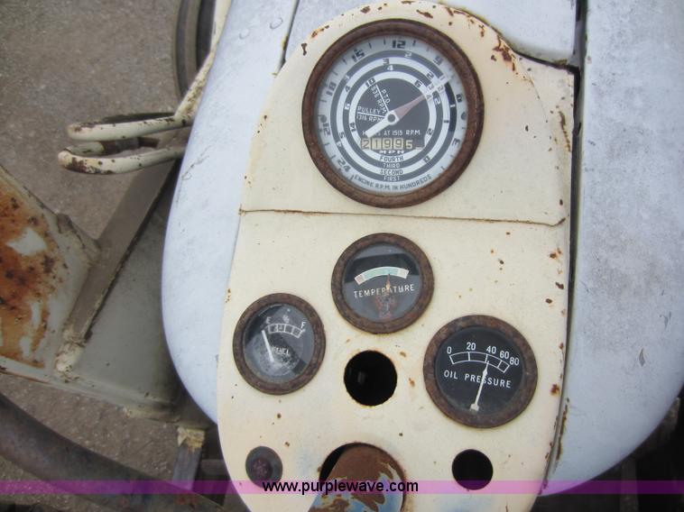 image for item F6536 Ford 2000 tractor