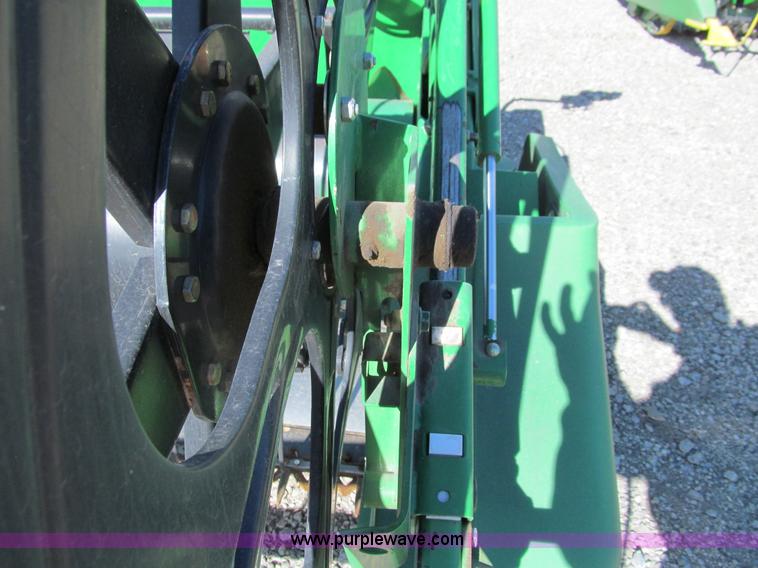 image for item I9796 2001 John Deere 930F 30' flex header
