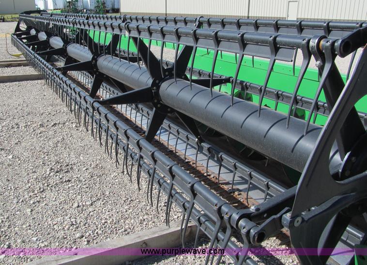 image for item I9796 2001 John Deere 930F 30' flex header
