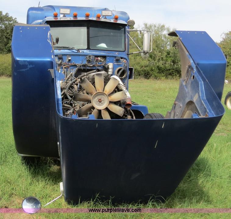 image for item B4501 1999 Peterbilt 377 semi truck