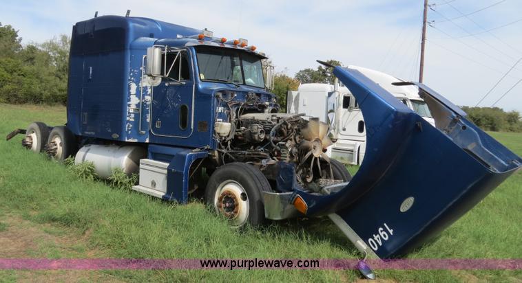 image for item B4501 1999 Peterbilt 377 semi truck