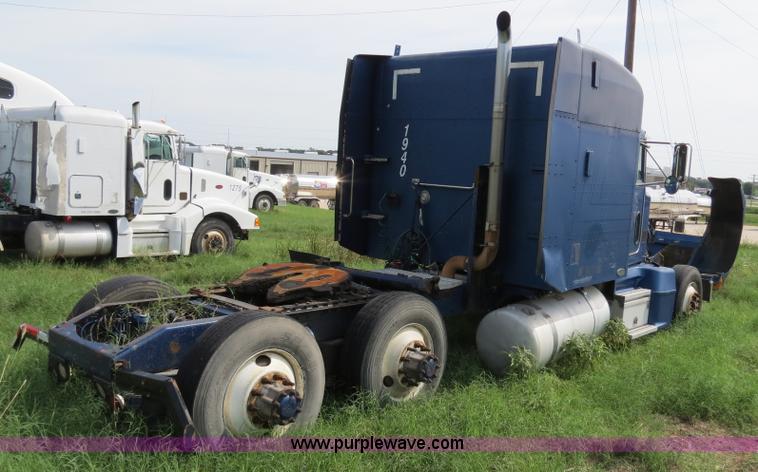image for item B4501 1999 Peterbilt 377 semi truck