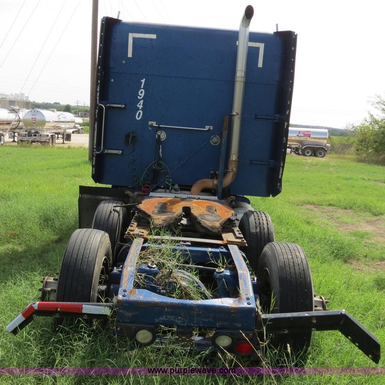 image for item B4501 1999 Peterbilt 377 semi truck