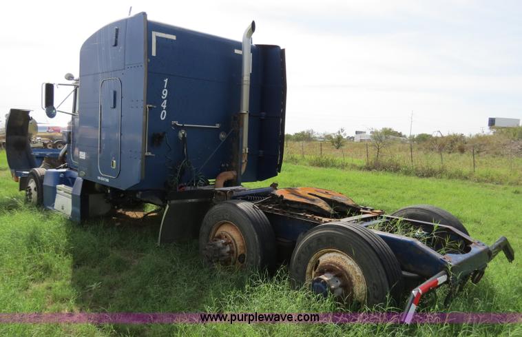 image for item B4501 1999 Peterbilt 377 semi truck