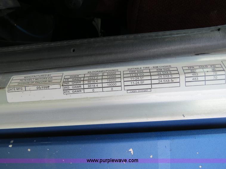 image for item B4501 1999 Peterbilt 377 semi truck