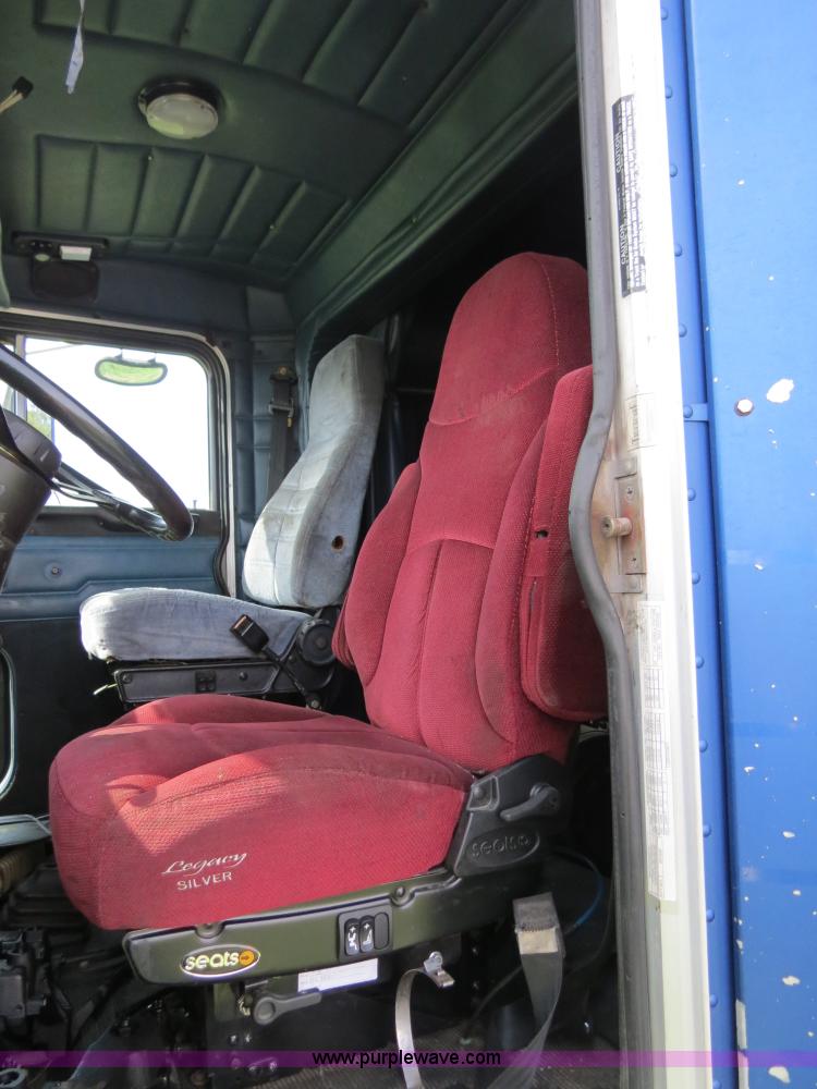 image for item B4501 1999 Peterbilt 377 semi truck