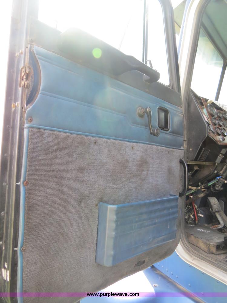 image for item B4501 1999 Peterbilt 377 semi truck