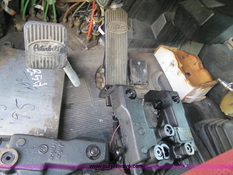 image for item B4501 1999 Peterbilt 377 semi truck