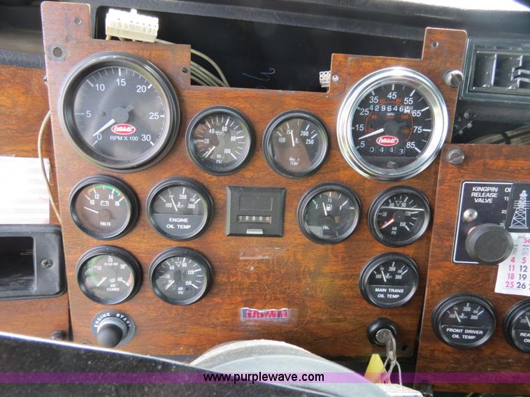 image for item B4501 1999 Peterbilt 377 semi truck