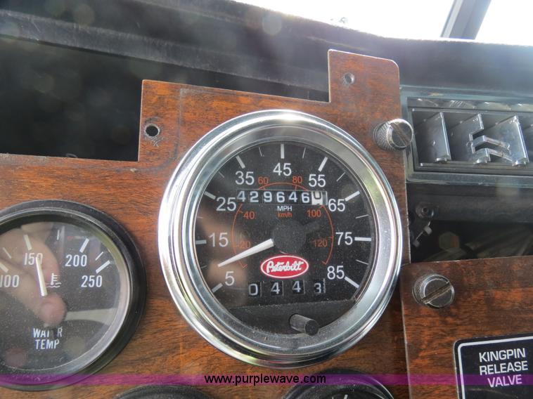 image for item B4501 1999 Peterbilt 377 semi truck