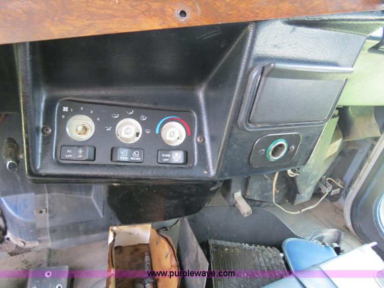 image for item B4501 1999 Peterbilt 377 semi truck