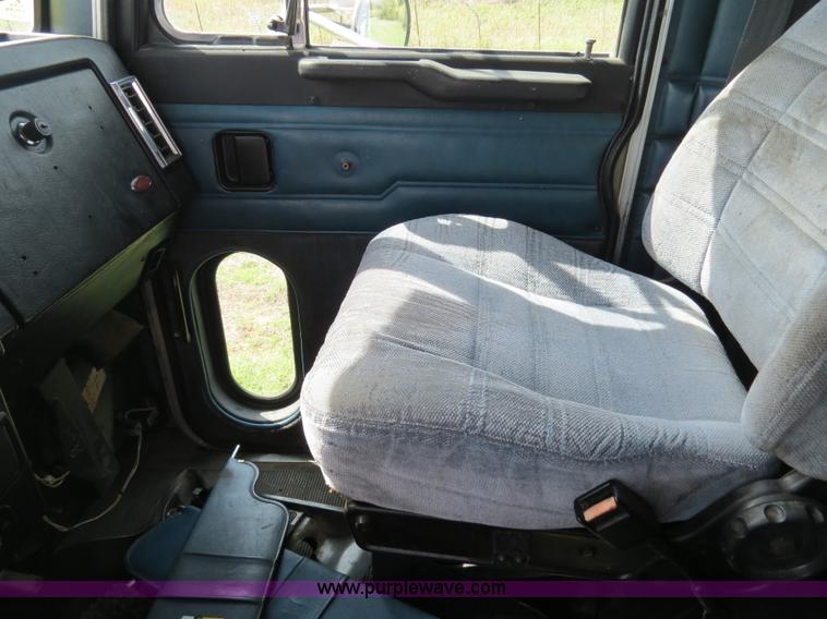 image for item B4501 1999 Peterbilt 377 semi truck