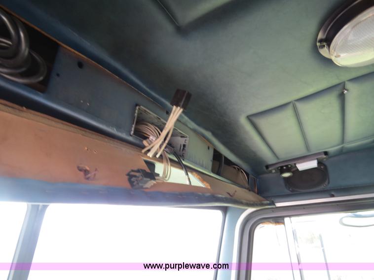 image for item B4501 1999 Peterbilt 377 semi truck