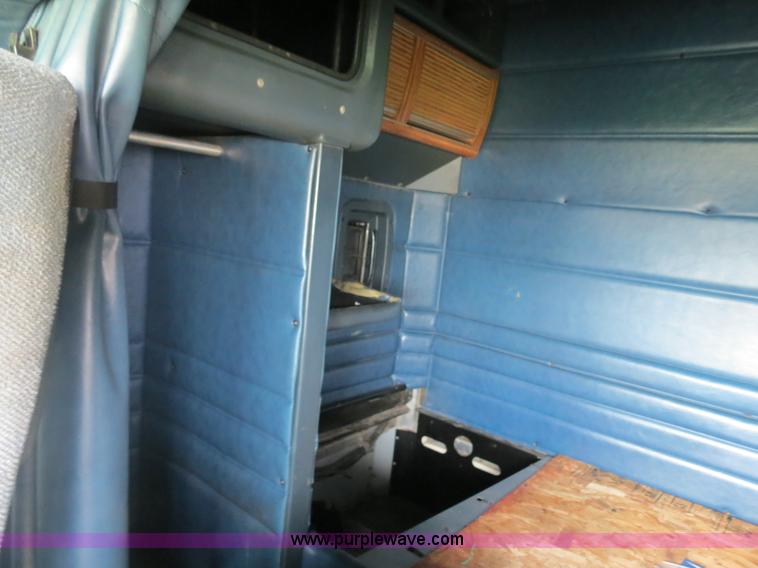 image for item B4501 1999 Peterbilt 377 semi truck