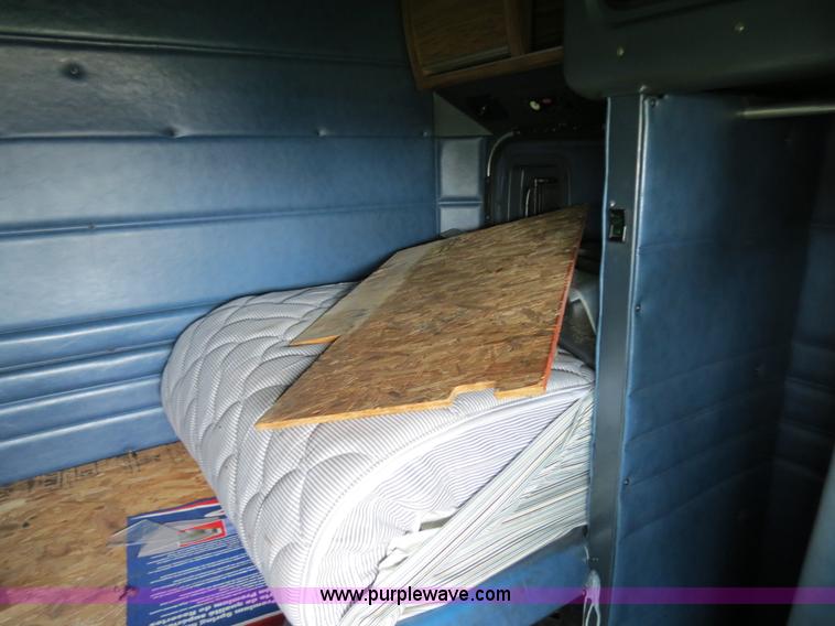 image for item B4501 1999 Peterbilt 377 semi truck