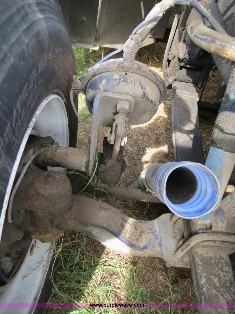 image for item B4501 1999 Peterbilt 377 semi truck