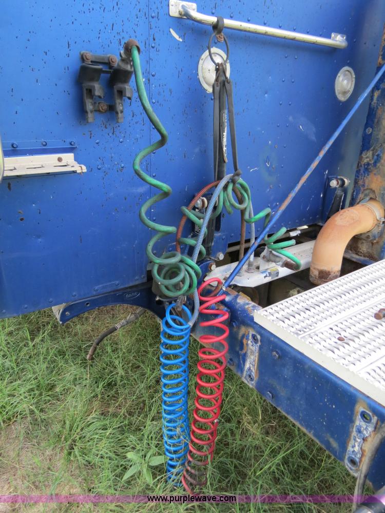 image for item B4501 1999 Peterbilt 377 semi truck