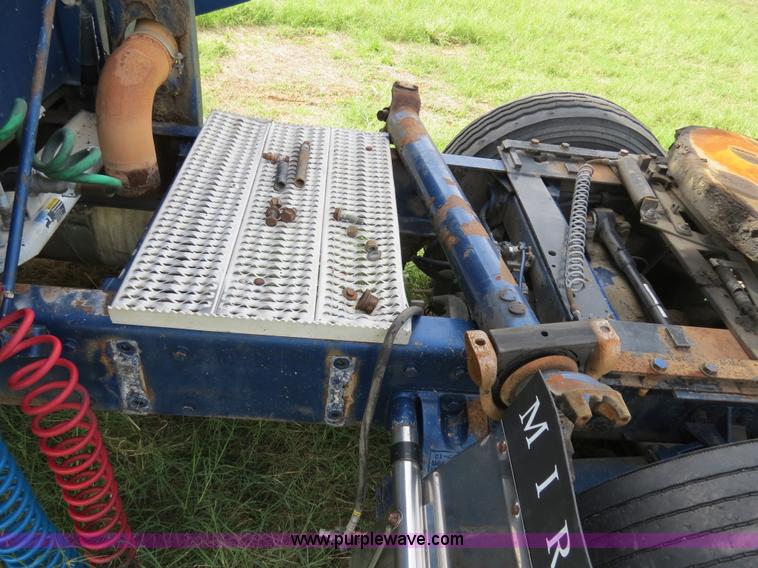 image for item B4501 1999 Peterbilt 377 semi truck