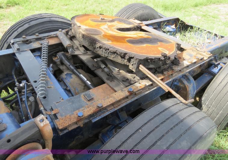 image for item B4501 1999 Peterbilt 377 semi truck