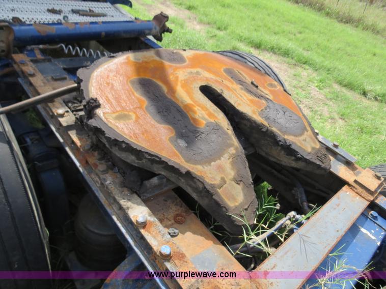 image for item B4501 1999 Peterbilt 377 semi truck