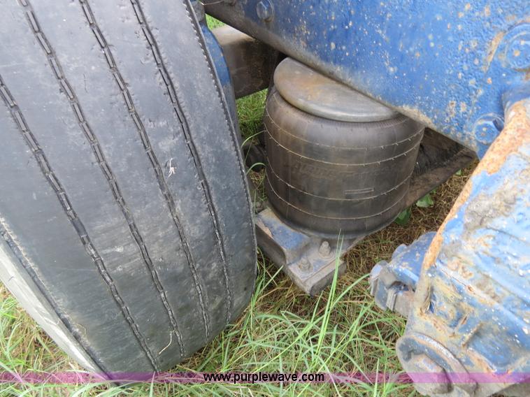 image for item B4501 1999 Peterbilt 377 semi truck