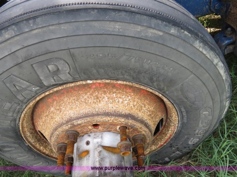 image for item B4501 1999 Peterbilt 377 semi truck