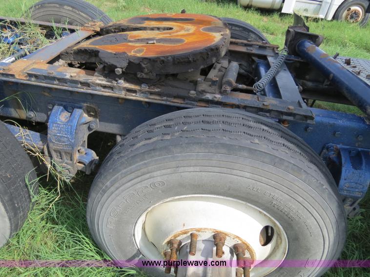 image for item B4501 1999 Peterbilt 377 semi truck