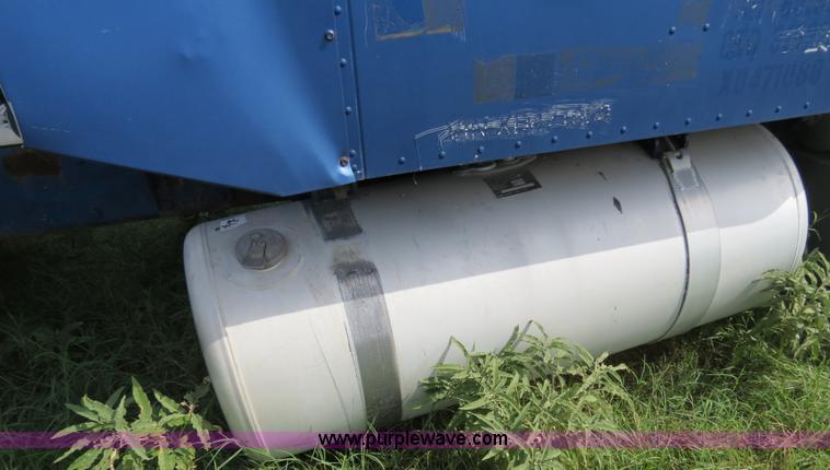 image for item B4501 1999 Peterbilt 377 semi truck