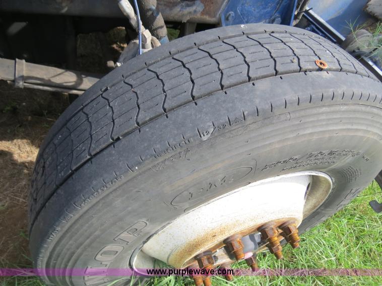 image for item B4501 1999 Peterbilt 377 semi truck