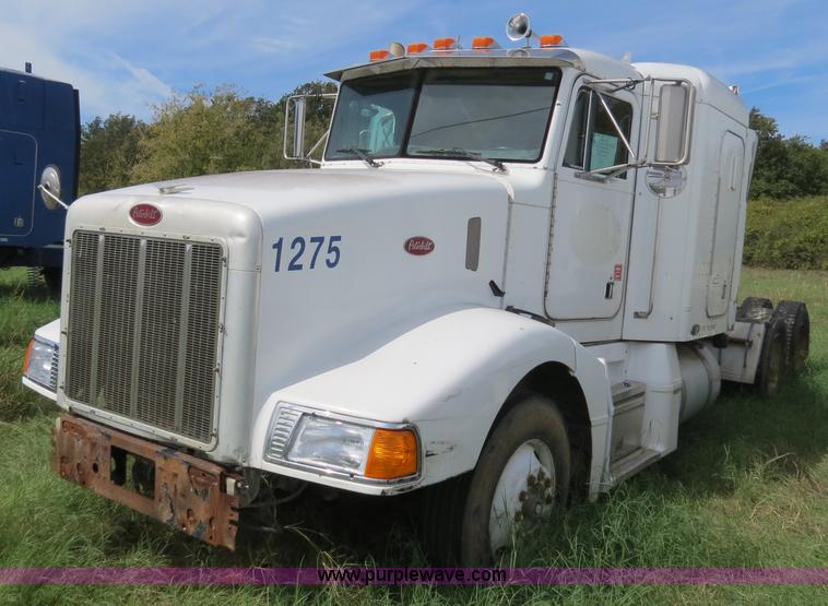 image for item B4502 2000 Peterbilt 377 semi truck