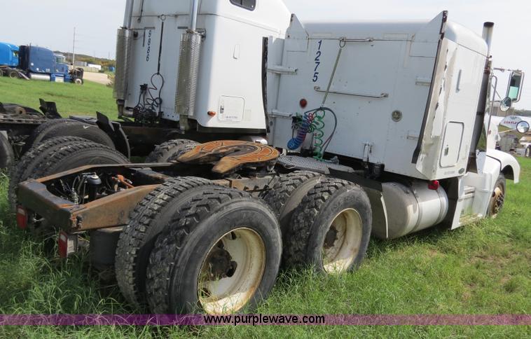 image for item B4502 2000 Peterbilt 377 semi truck