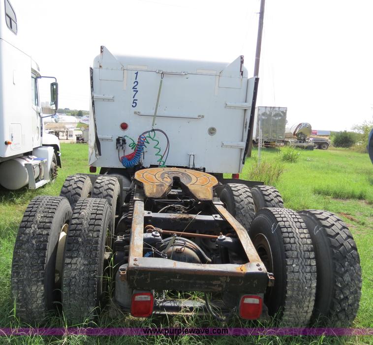 image for item B4502 2000 Peterbilt 377 semi truck