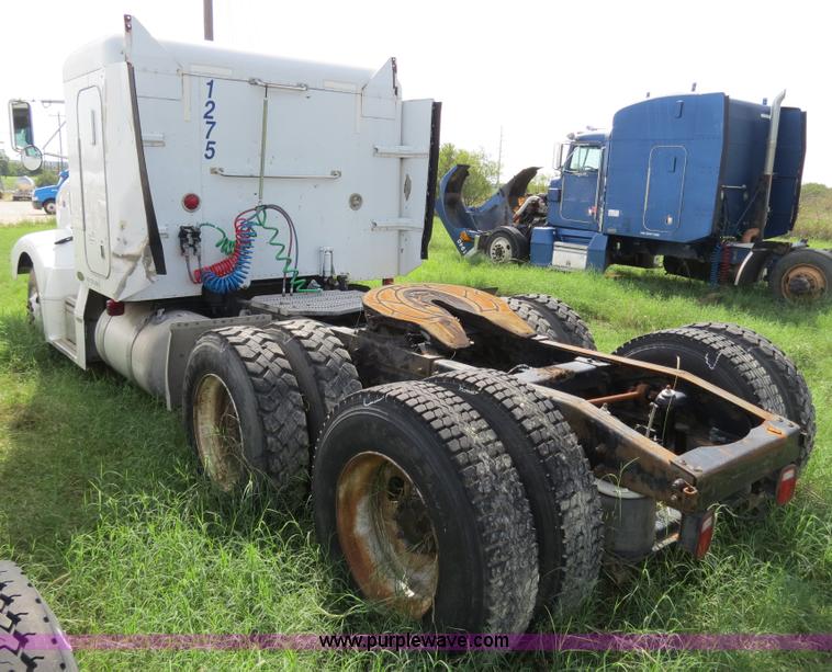 image for item B4502 2000 Peterbilt 377 semi truck