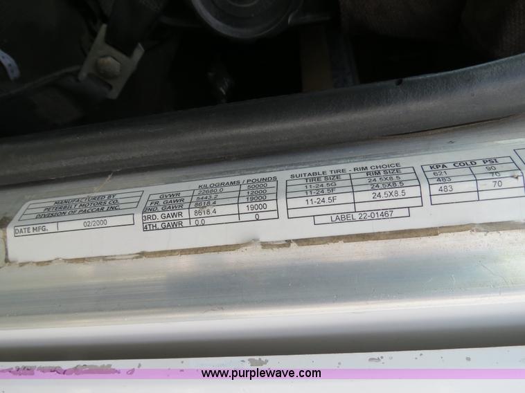 image for item B4502 2000 Peterbilt 377 semi truck