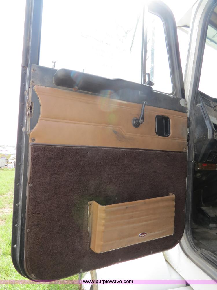 image for item B4502 2000 Peterbilt 377 semi truck