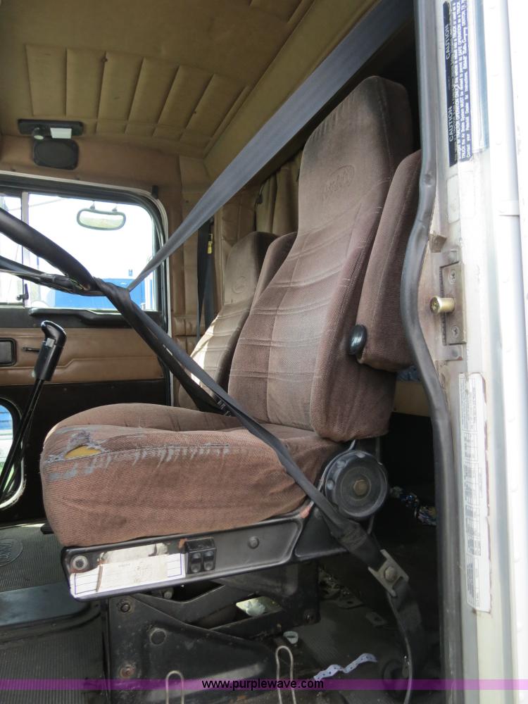 image for item B4502 2000 Peterbilt 377 semi truck