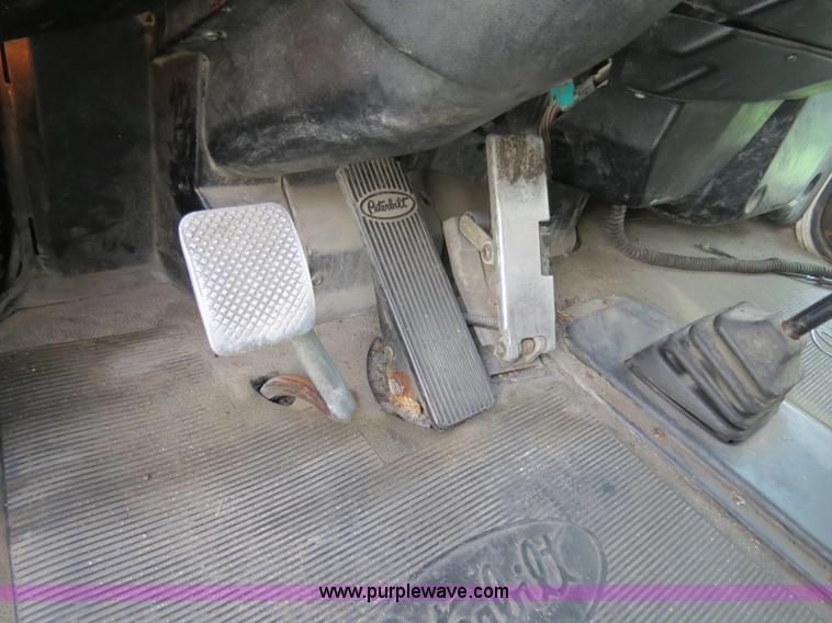 image for item B4502 2000 Peterbilt 377 semi truck