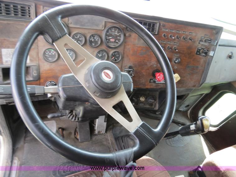 image for item B4502 2000 Peterbilt 377 semi truck