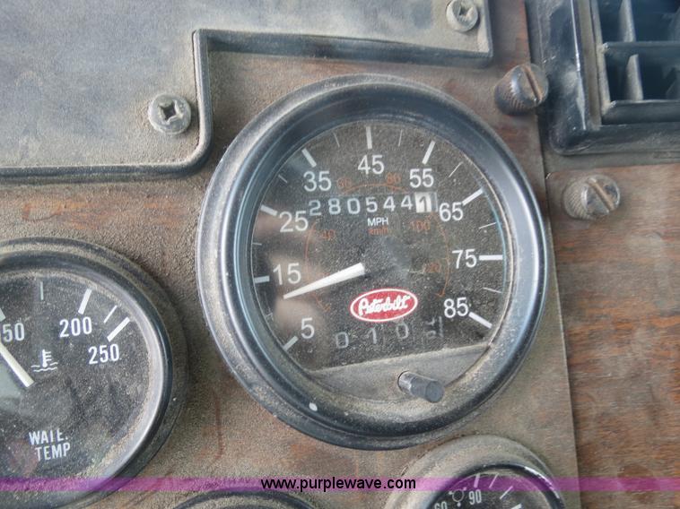 image for item B4502 2000 Peterbilt 377 semi truck