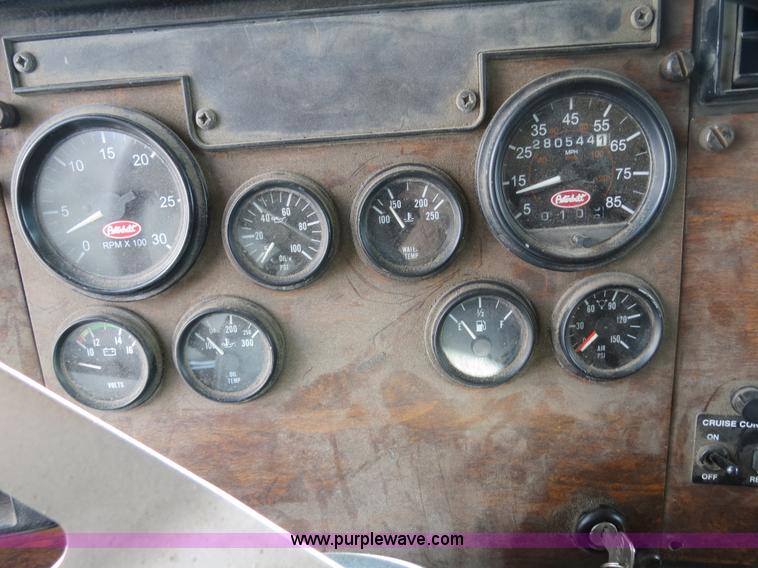 image for item B4502 2000 Peterbilt 377 semi truck