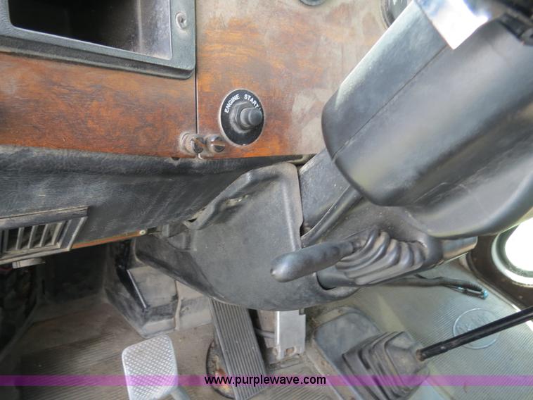 image for item B4502 2000 Peterbilt 377 semi truck