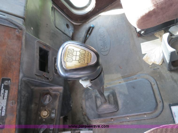 image for item B4502 2000 Peterbilt 377 semi truck