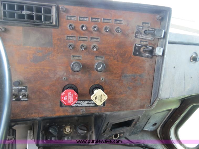 image for item B4502 2000 Peterbilt 377 semi truck