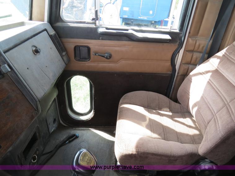 image for item B4502 2000 Peterbilt 377 semi truck