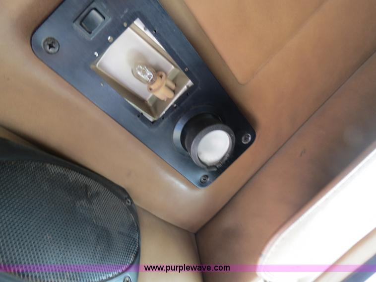 image for item B4502 2000 Peterbilt 377 semi truck