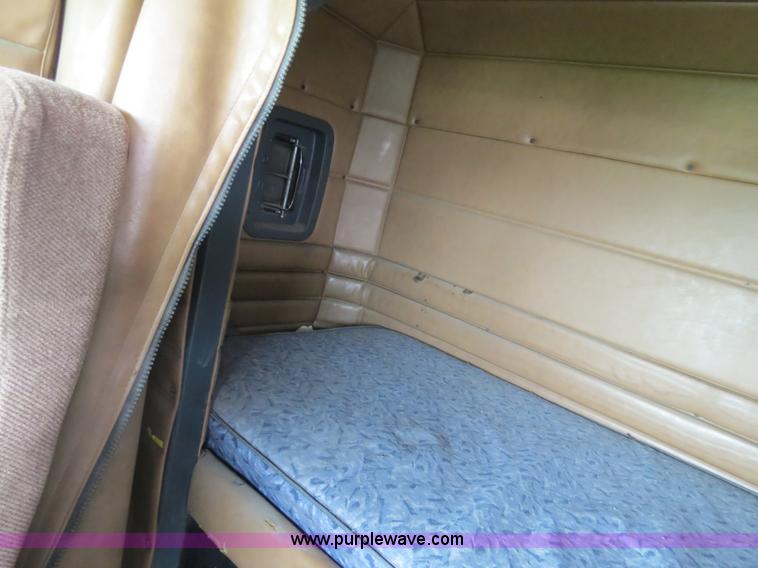 image for item B4502 2000 Peterbilt 377 semi truck