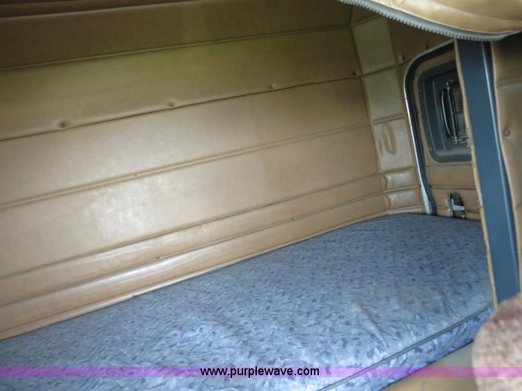 image for item B4502 2000 Peterbilt 377 semi truck