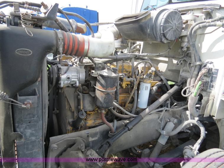 image for item B4502 2000 Peterbilt 377 semi truck