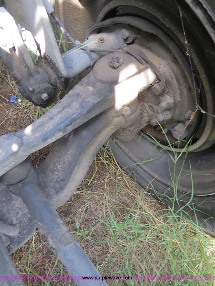 image for item B4502 2000 Peterbilt 377 semi truck